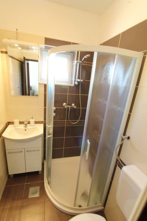 Guesthouse Sovlje Tribunj  Ngoại thất bức ảnh